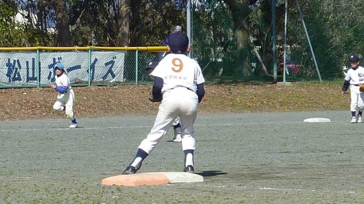 ファーストを守る少年野球の選手
