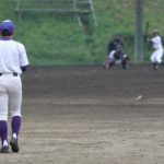 外野手のゴロやフライの打球の追い方